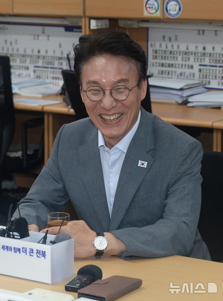 밝은 표정으로 답변하는 김민석 전 국무총리