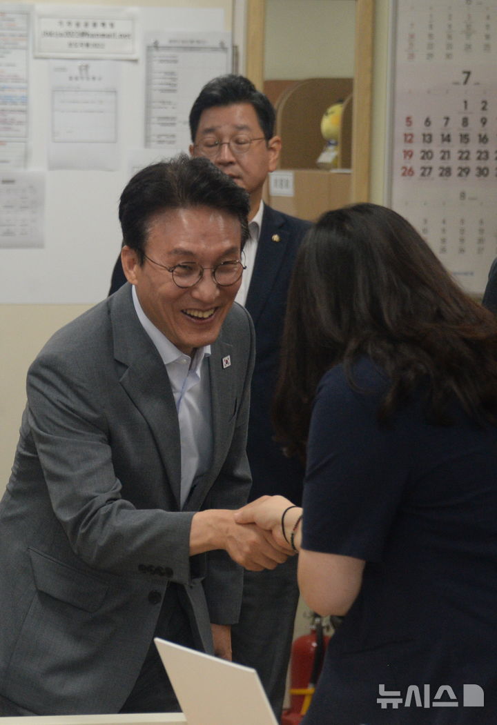 악수 나누는 김민석 전 국무총리