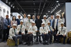 '창립 50주년' LIG D&A 한국전쟁 헌정사진전에 참전용사 방문…"자부심·감사 느껴"