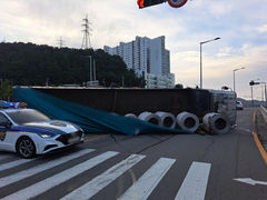 부산 교차로 유턴하던 25t 트럭 '전도'…60대 운전자 경상