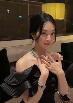 신민아, 오프숄더 드레스 입고 뽐낸 여신 비주얼 