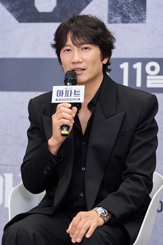 지성 "가짜 가족의 통쾌한 사기…신선한 '아파트' 설정에 푹 빠졌죠"