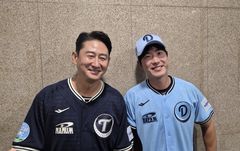 '잠실 스타' 박용택·김재호, 퓨처스 올스타 시구…"마운드 올라가니 마지막 실감"