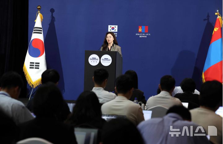 브리핑 하는 강유정 수석대변인