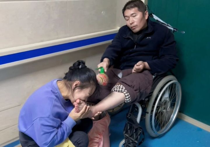 식물인간 남편 깨우려 발가락 깨문 中 아내…7년 만에 "사랑해"