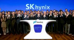 ADR로 나스닥 입성한 SK하이닉스 첫날 공모가 대비 13% 급등 마감