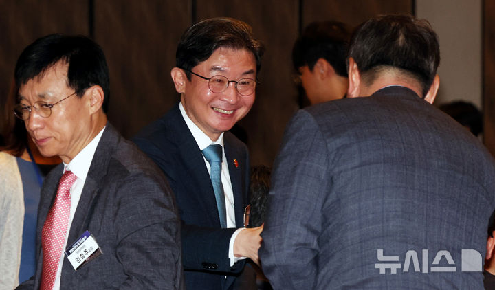참석자들과 인사 나누는 이억원 금융위원장
