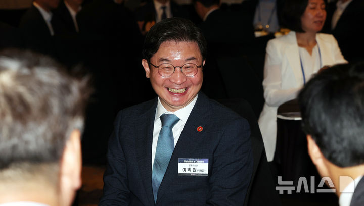 참석자들과 이야기 나누는 이억원 금융위원장