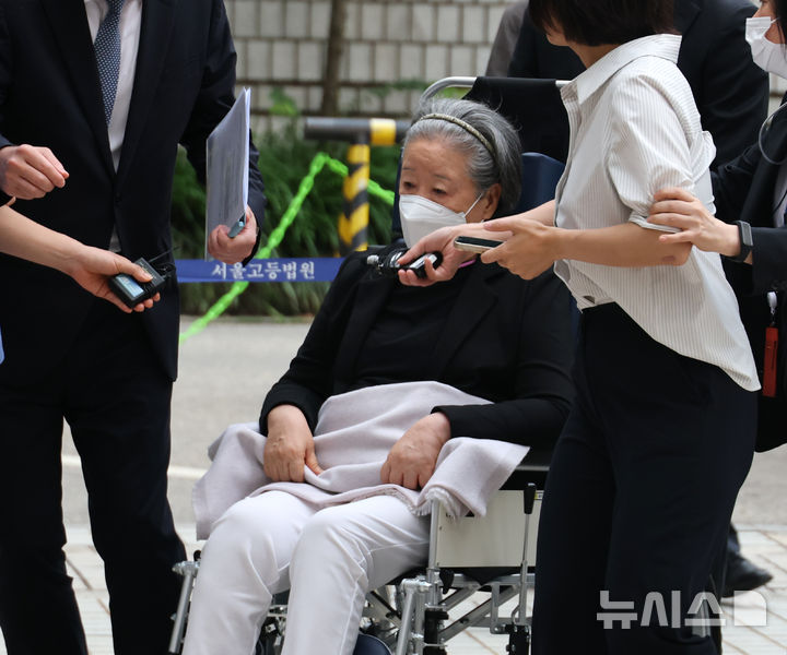 '정교유착' 한학자 통일교 총재, 휠체어 탄 채 결심공판 출석 [뉴시스Pic]