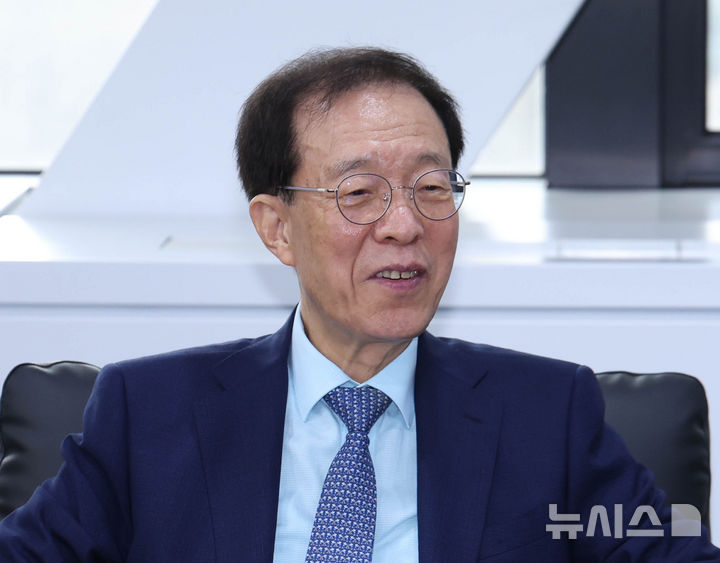 이석연 국민통합위원장 "이 대통령, 민주당 탈당해야…지금이 적기"