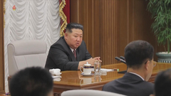 김정은, 정치국 확대회의 주재…트럼프 대화 메시지엔 무반응(종합)