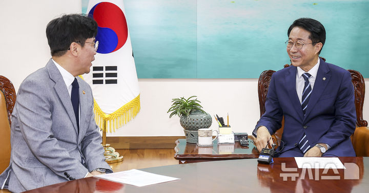 조 의장, 김영훈 장관 만나 "AI로 인한 양극화 극복하고, 'AI기본사회'로 가야"