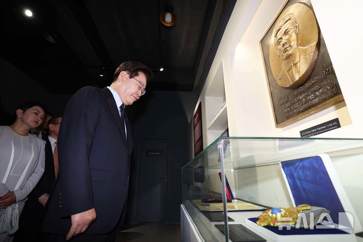 이태준 기념관 방문한 이재명 대통령, "한몽 황금시대 이어갈 것" [뉴시스Pic]