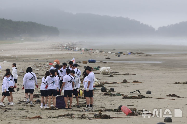 플로깅 하는 해양문화대장정 대원들