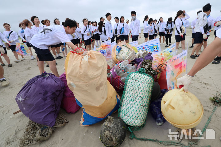 순식간에 모인 해변 쓰레기