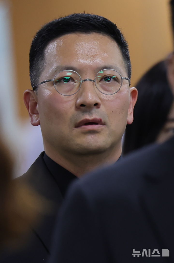 '박정훈 허위 영장' 항소심 1차 공판 출석하는 염보현 군검사
