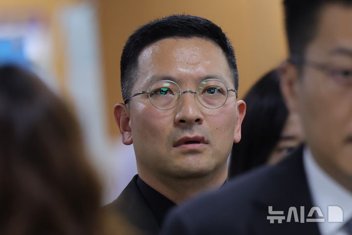 '박정훈 허위 영장' 항소심 1차 공판 출석하는 염보현 군검사