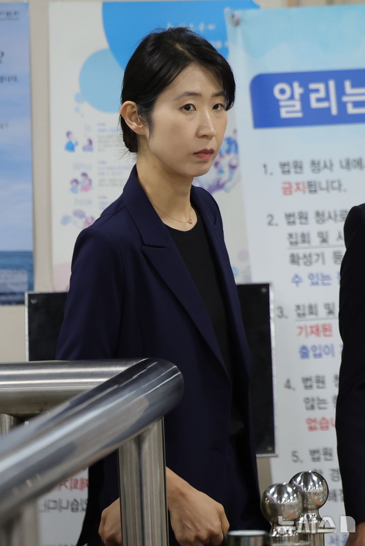 '박정훈 허위 영장' 항소심 1차 공판 출석하는 김민정 전 국방부 보통검찰부장
