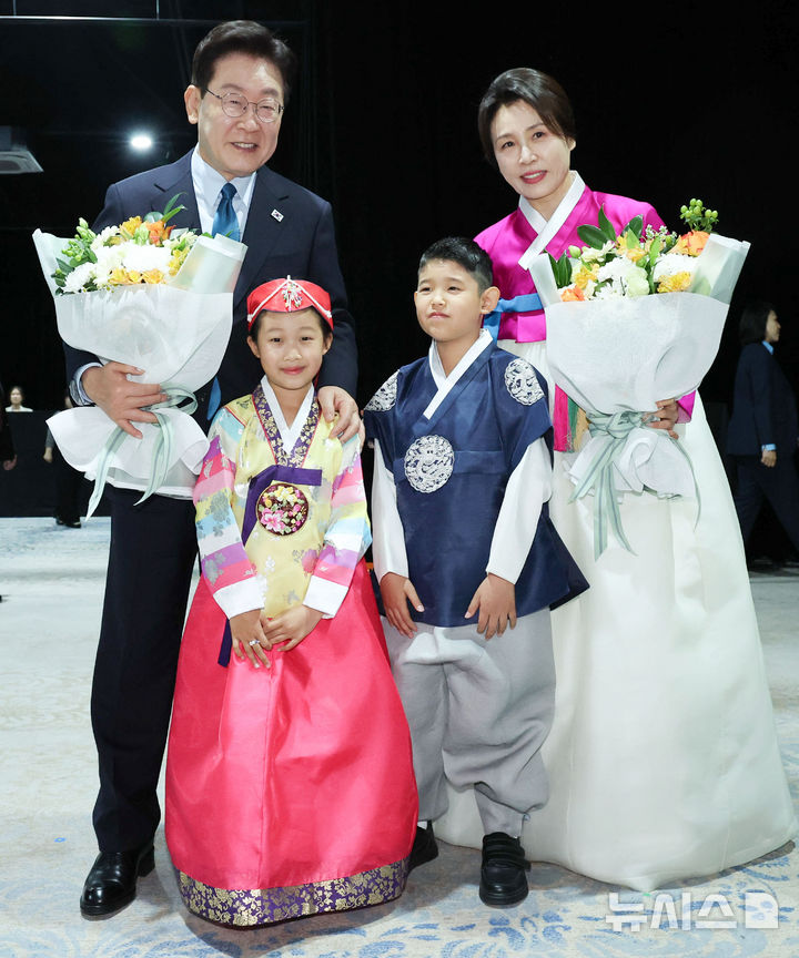 화동과 기념촬영 하는 이재명 대통령 부부