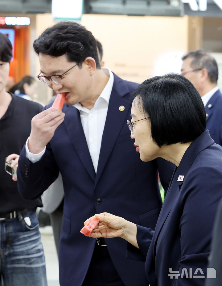 수박 맛보는 한성숙 총리와 김종구 차관
