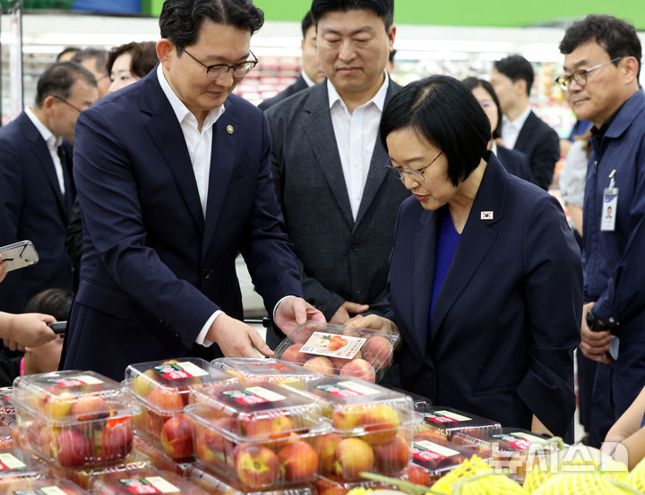 과일 둘러보는 한성숙 총리