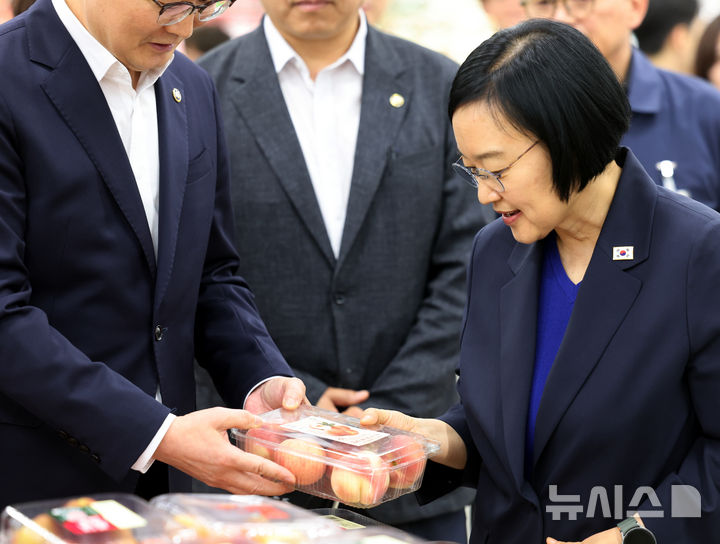 물가 현장점검 나선 한성숙 총리