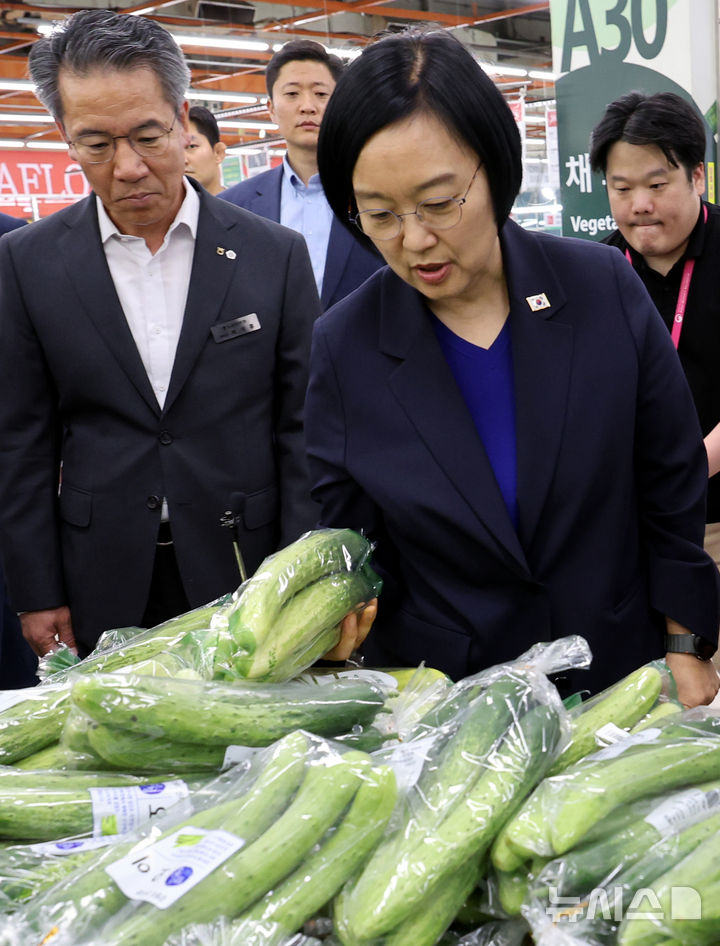 채소 둘러보는 한성숙 총리