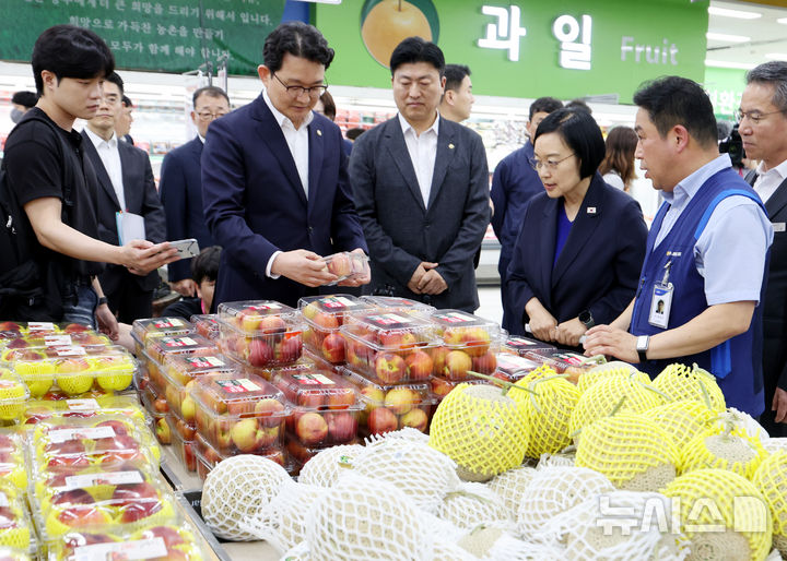 물가 현장점검 나선 한성숙 총리