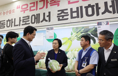 한 총리, 마트 찾아 민생행보…"물가만큼은 제대로 잡아야"