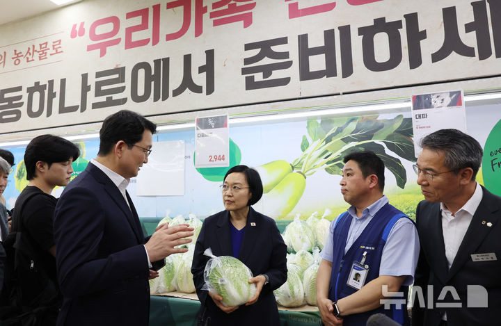 한 총리, 마트 찾아 민생행보…"물가만큼은 제대로 잡아야"
