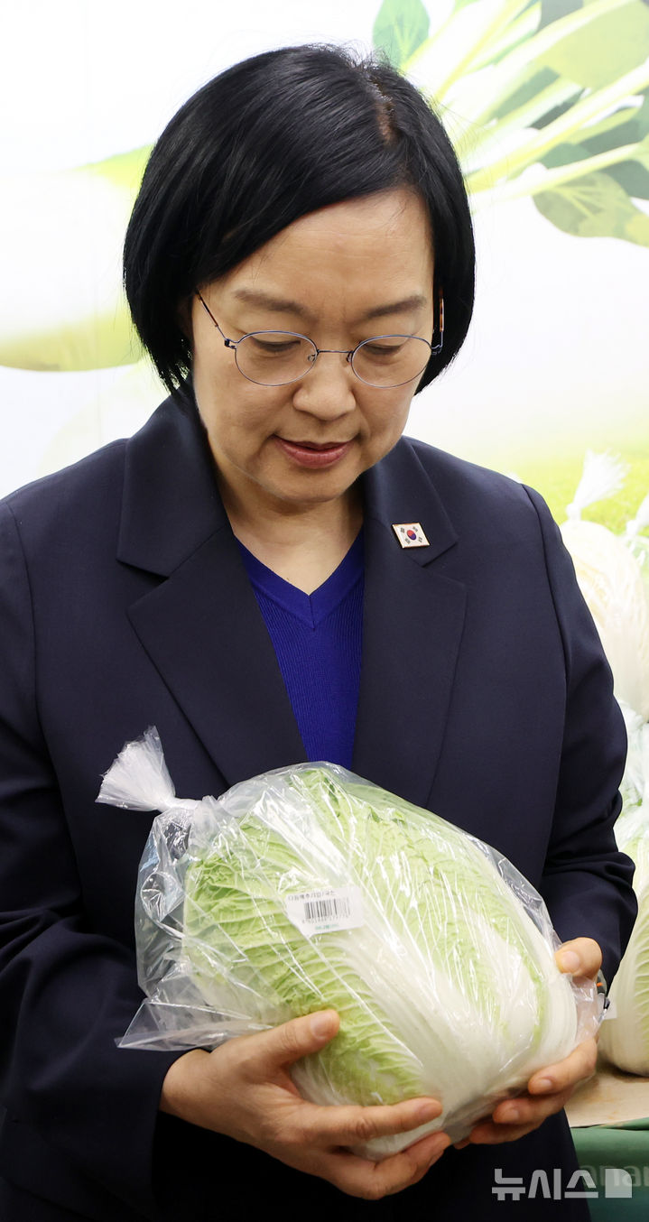배추 둘러보는 한성숙 총리