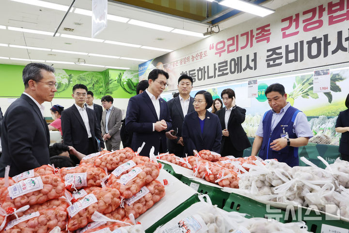 물가 현장점검 나선 한성숙 총리