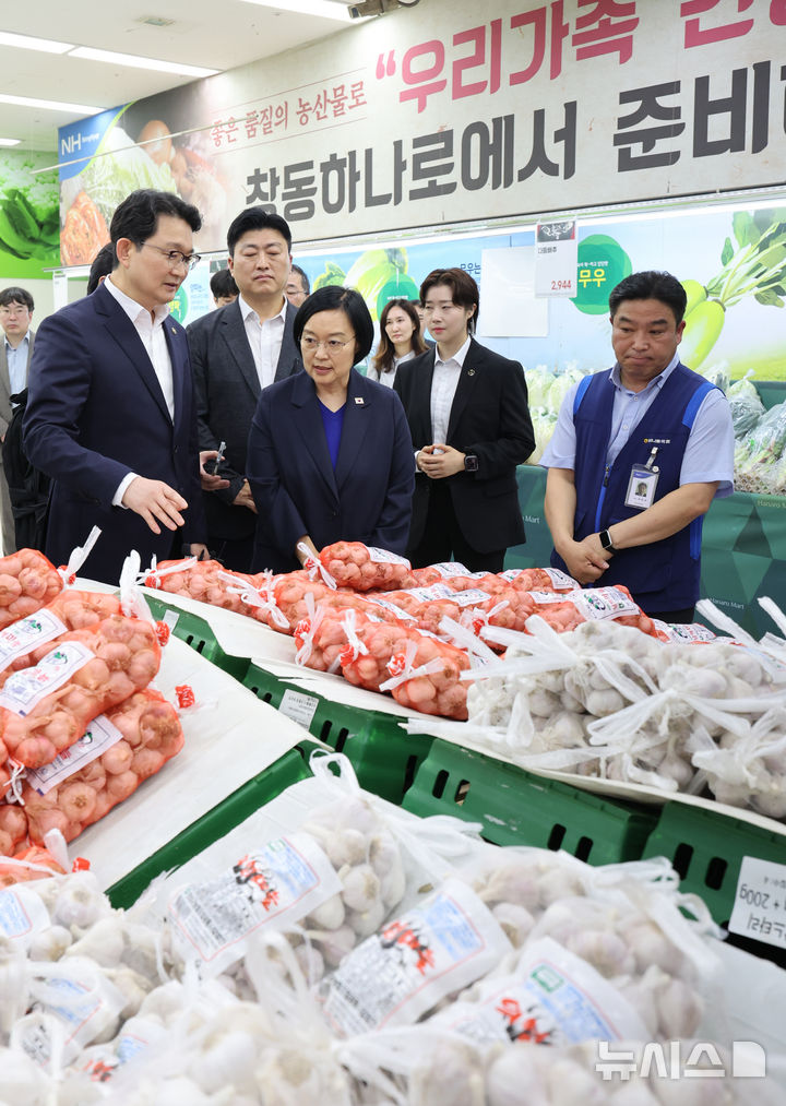 물가 현장점검 나선 한성숙 총리