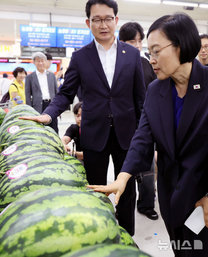 수박 둘러보는 한성숙 총리