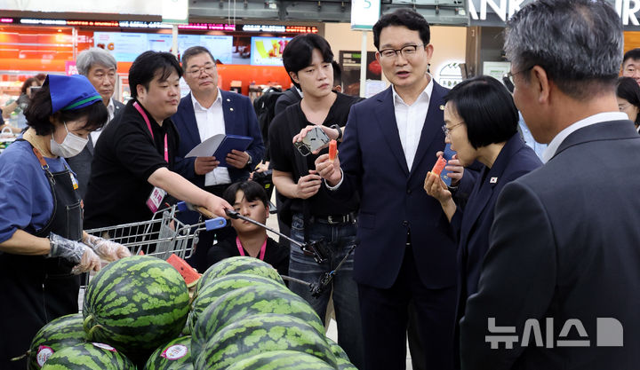 수박 둘러보는 한성숙 총리