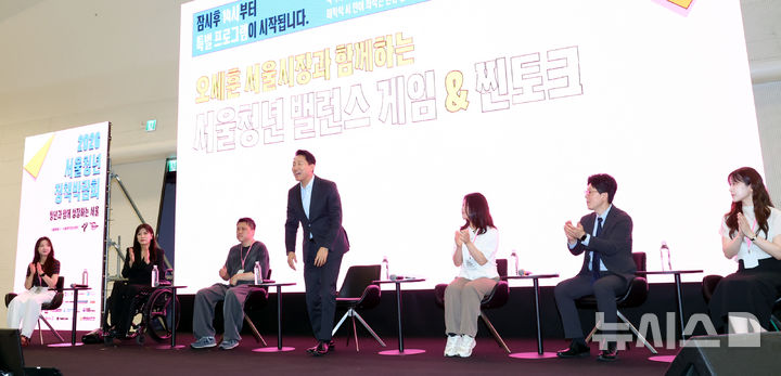인사하는 오세훈 서울시장