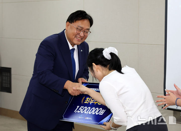 시상하는 조상호 세종시장