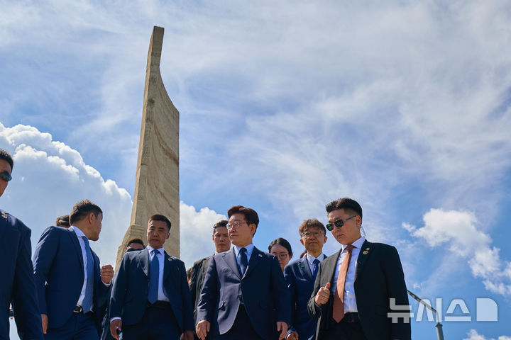 이재명 대통령, 자이승 전승 기념탑 방문