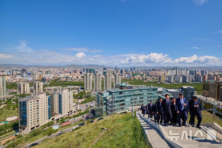 이재명 대통령, 자이승 전승 기념탑 방문