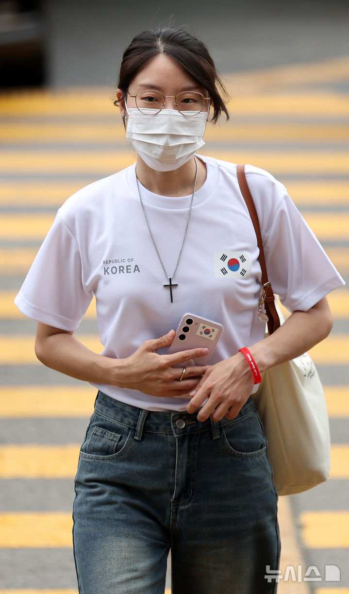 잠실 개표소 출입 저지 30대 여성 경찰 조사 출석