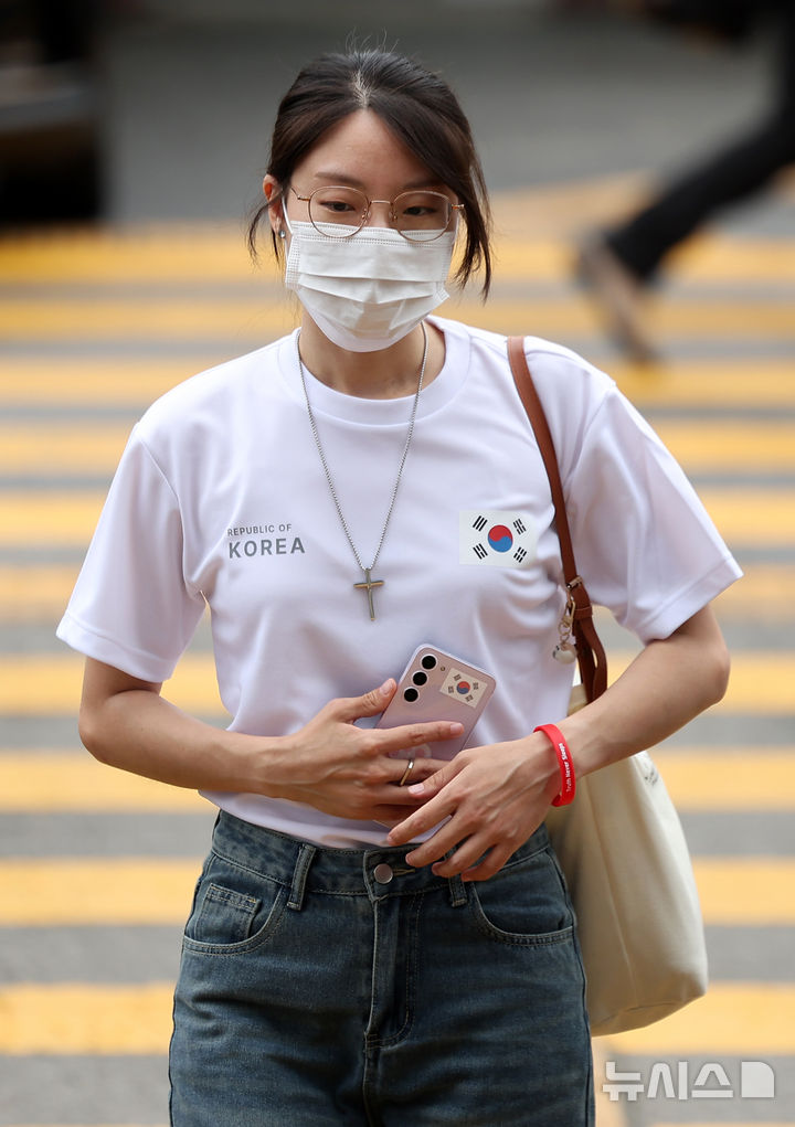 잠실 개표소 진입 막은 30대 여성 피의자 조사 출석