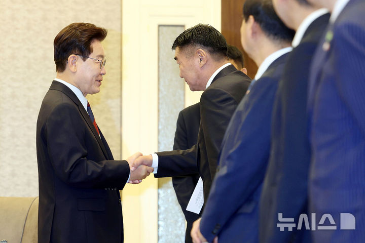 몽골 국회의장 접견하는 이재명 대통령