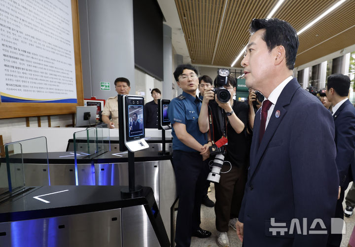 경찰청 들어서는 장동혁 대표