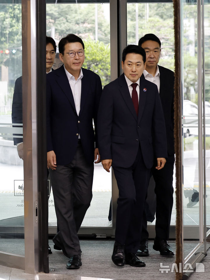 경찰청 항의 방문하는 장동혁 대표
