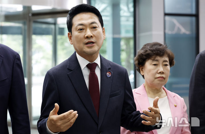 경찰청 항의 방문한 장동혁 대표