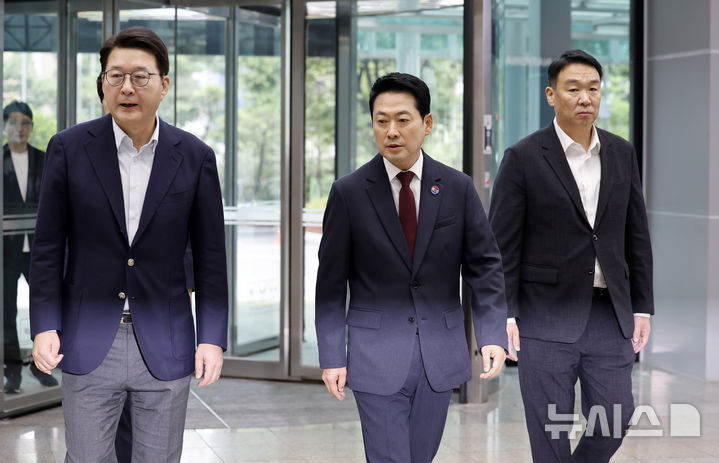 경찰청 항의 방문하는 장동혁 대표와 국민의힘 의원들