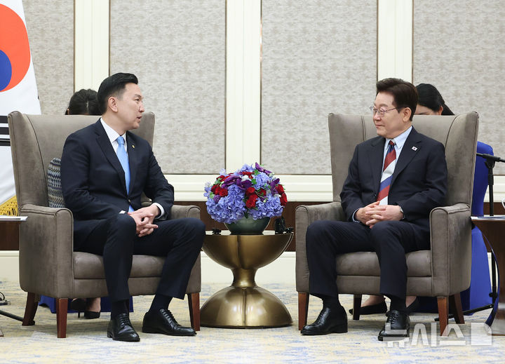 몽골 총리 접견하는 이재명 대통령