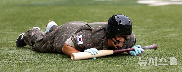 낮은포복 퍼포먼스하는 상무 고영우