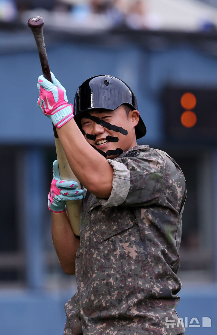 람보 퍼포먼스하는 상무 고영우
