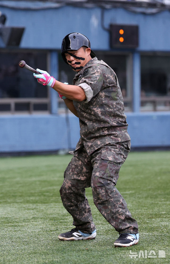 람보 퍼포먼스하는 상무 고영우